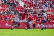 Manu Barreiro i Uche intenten crear perill durant un moment del partit disputat al Nou Estadi contra el Rayo Majadahonda.