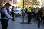 L'acció 'Silenci, rebel·leu-vos' davant la comissaris dels Mossos d'Esquadra de Joan XXIII de Tarragona.