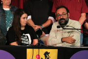 L'activista Tamara Carrasco al costat de l'advocat Benet Salellas.