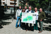 El cap de llista Pellicer, al centre, mostra un plànol de la zona.