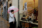 Una dona mirant un aparador el Black Friday a Tarragona el 23 de novembre de 2018.