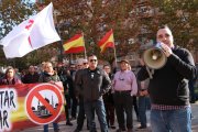 Un portaveu del partit d'extrema dreta Democràcia Nacional amb un megàfon, fent un discurs durant la concentració de veïns en contra de l'obertura d'una mesquita al barri tarragoní de Sant Pere i Sant Pau.