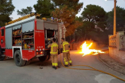 Els bombers treballant en l'extinció