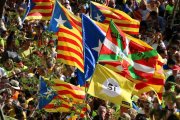 Diverses banderes estelades i senyeres, amb una bandera basca i una altra a favor del 'sí' a la independència, durant la manifestació de la Diada de l'11 de setembre de 2017.