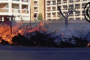 Imatge del Bombers durant l'extinció del foc.