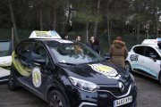 Un dels cotxes d'autoescola esperant si algun dels examinadors els deixaria fer la prova.