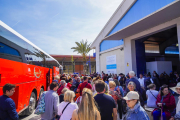 Desenes de turistes esperant pujar a l'autobús que els havia de traslladar fins al creuer Costa Magica, ahir a la tarda.