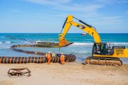 La gran draga absorbeix els metres cúbics necessaris del fons del mar i els porta fins a la platja.