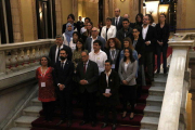 El president de la Generalitat, Quim Torra, el president del Parlament, Roger Torrent, i representants dels grups polítics es fan una foto en suport a les víctimes dels abusos sexuals infantils.