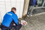 Durant l'escorcoll, la Policia ha trobat productes que el detingut hauria furtat d'almenys dos comerços més.