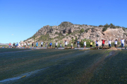 Imatge dels participants en la cadena humana feta a l'Assut de l'Ebre.