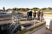 Visita d'autoritats locals a les instal·lacions de la depuradora d'aigües residuals de Cambrils.