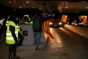 Pla general del membres del CDR amb una estelada saludant els vehicles en l'aixecament de les barreres del peatge de l'AP7 a l'altura de l'Hospitalet de l'Infant al Baix Camp. Imatge del 9 de desembre del 2018 (Horitzontal).