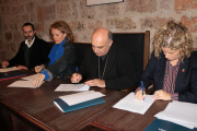 Moment de la signatura del conveni entre la consellera de Cultura i el bisbe de Tortosa.