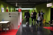 Un grup d'estudiants passejant entre els estands del Fòrum d'Ocupació i Talent del Campus Terres de l'Ebre de la URV.