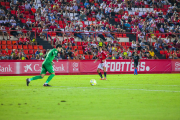 Roger Brugué observant el porter rival en el partit disputat el passat diumenge al Nou Estadi.