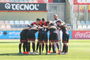 Els jugadors del Reus B es conjuren abans del partit contra el Martinenc del passat diumenge a l'Estadi Municipal de Reus.