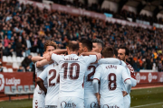 Els jugadors del primer equip de l'Albacete s'abracen després de marcar un gol al Carlos Belmonte.