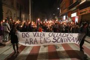 La marxa de torxes feminista, ahir, pels carrers de Reus.