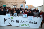 Els manifestats amb la pancarta del PACMA en la concentració per la mort d'un cadell abatut per la Policia Local de Calafell.