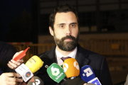 El president del Parlament de Catalunya, Roger Torrent, durant una atenció als mitjans de comunicació.