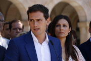 Primer pla del president de Ciutadans, Albert Rivera, amb Lorena Roldán, portaveu al Parlament, en segon pla.