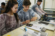 Alumnes de secundària treballant en el projecte