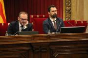 El president del Parlament, Roger Torrent, i el vicepresident primer, Josep Costa, presidint un ple parlamentari.