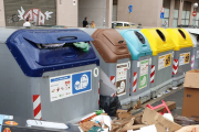 Materials de tota mena, com capses de cartó i, fins i tot, tres matalassos i cadires que algú va deixar al carrer Mallorca.