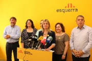 Els sis regidors d'ERC a Reus, després de les eleccions del 26-M, en roda de premsa al local dels republicans, amb la cap de llista Noemí Llauradó al centre, parlant de pactes postelectorals.