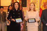 La ministra d'Hisenda, María Jesús Montero, i la presidenta del Congrés, Ana Pastor, mostren les tauletes amb els Pressupostos.