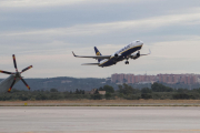 Una imatge d'arxiu d'un avió de Ryanair enlairant-se des de l'Aeroport de Reus.