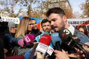 Gabriel Rufián atenent els mitjans a les portes del Suprem.