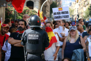 Manifestants de la marxa convocada per 'Hablamos Español', amb el pas barrat per la policia a la Via Laietana.