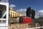 El solar que va ocupar l'Hostal del Sol, fotografiat des del jardí d'un veí del passeig de Sant Antoni.