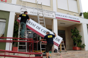 Dos operaris instal·lant el nou rètol de la Facultat de Ciències de l'Educació i Psicologia de la URV.