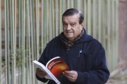 Josep Bargalló fullejant el seu llibre, aquest dimarts a Tarragona.