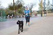 Una imatge d'arxiu d'Alba Chacón amb un dels seus gossos practicant el canicròs.