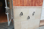 Diverses pintades contraries a Vox han aparegut a la façana del local de Bonavista.