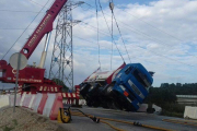 Una grua ha retirat el camió cisterna bolcat.