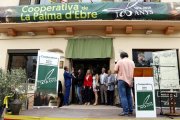 Pla general de la consellera d'Agricultura Teresa Jordà, acompanyada d'autoritats i dels responsables de la Cooperativa Agrícola de la Palma d'Ebre.