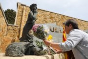 Una dona diposita flors en el monument a les víctimes del franquisme, en una imatge, d'arxiu.