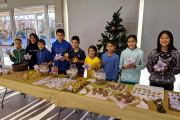 Los alumnos han vendido manualidades que han hecho ellos mismos en un mercadet de Navidad solidario.