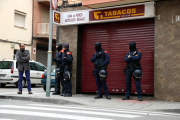 Agents dels Mossos d'Esquadra en l'establiment on s'han produït un dels moments de tensió en les jornades formatives de VOX al barri de Bonavista de Tarragona.