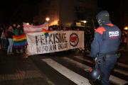 Un Mosso d'Esquadra i els manifestants antifeixistes amb una pancarta durant la protesta en contra la jornada formativa de VOX a Tarragona.