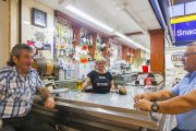 Marisol Bonet, presidenta de l'Associació de Venedors del Mercat de Torreforta, al seu bar.