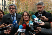 D'esquerra a dreta, els lletrats Jordi Pina, Marina Roig i Andreu van den Eyne, a les portes del Suprem.