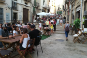 La plaça dels Sedassos acull  terrasses durant la nit.