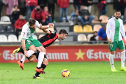 Juan Domínguez en una jugada del partit contra l'Extremadura de dissabte passat a l'Estadi Municipal de Reus.