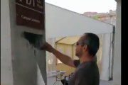 Captura del vídeo mentre arrenquen els cartells al Campus Catalunya.